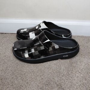 Oofos Unisex Men Size 7 Women Size 9 Black and White Slip-On Clogs